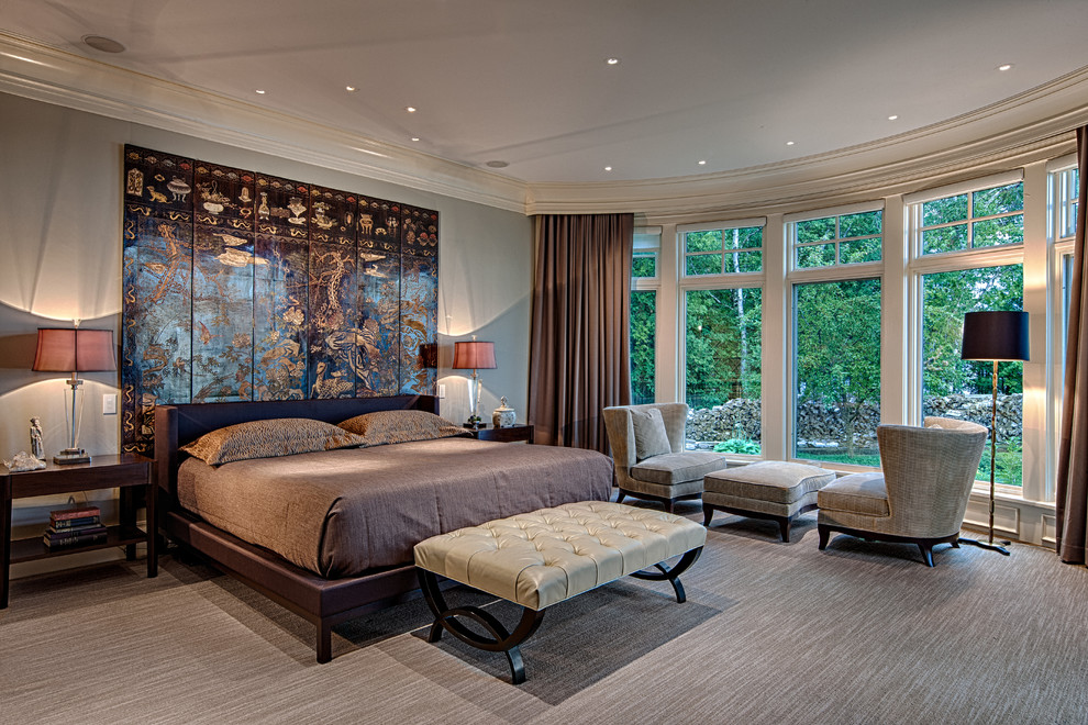 Идея дизайна: большая хозяйская спальня в стиле рустика с серыми стенами, ковровым покрытием и серым полом
