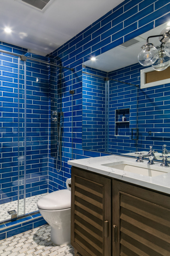 Idées déco pour une salle de bain bord de mer de taille moyenne avec un carrelage bleu et des carreaux de céramique.