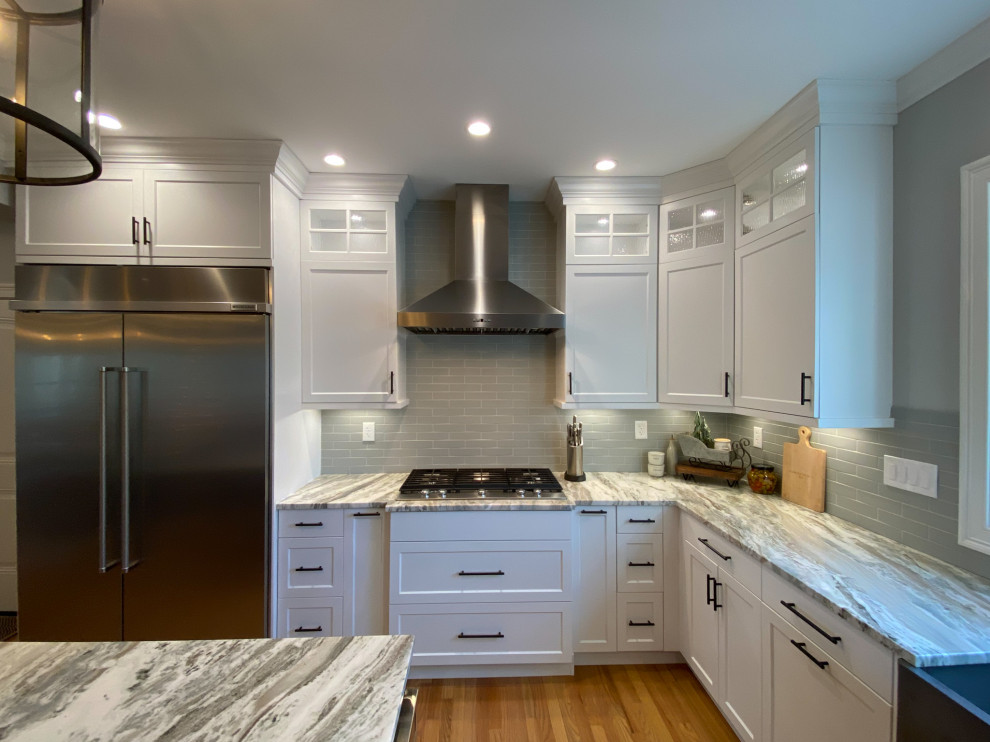 Exempel på ett stort lantligt flerfärgad flerfärgat kök, med ljust trägolv, en rustik diskho, skåp i shakerstil, vita skåp, marmorbänkskiva, grått stänkskydd, stänkskydd i porslinskakel, rostfria vitvaror och en köksö