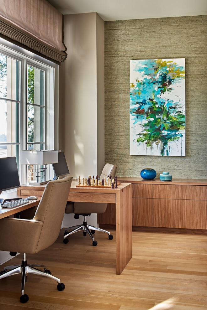 Inspiration pour un bureau marin de taille moyenne avec un mur multicolore, parquet clair, aucune cheminée, un bureau intégré, un sol beige et du papier peint.