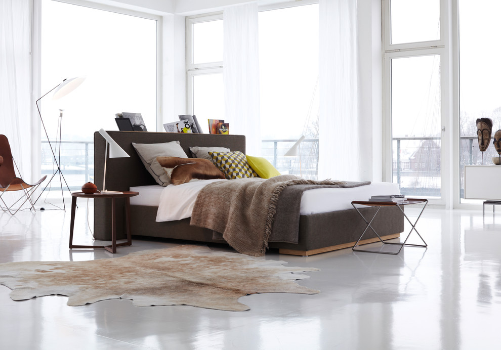 Hauptschlafzimmer mit weißer Wandfarbe und Travertin in Hamburg