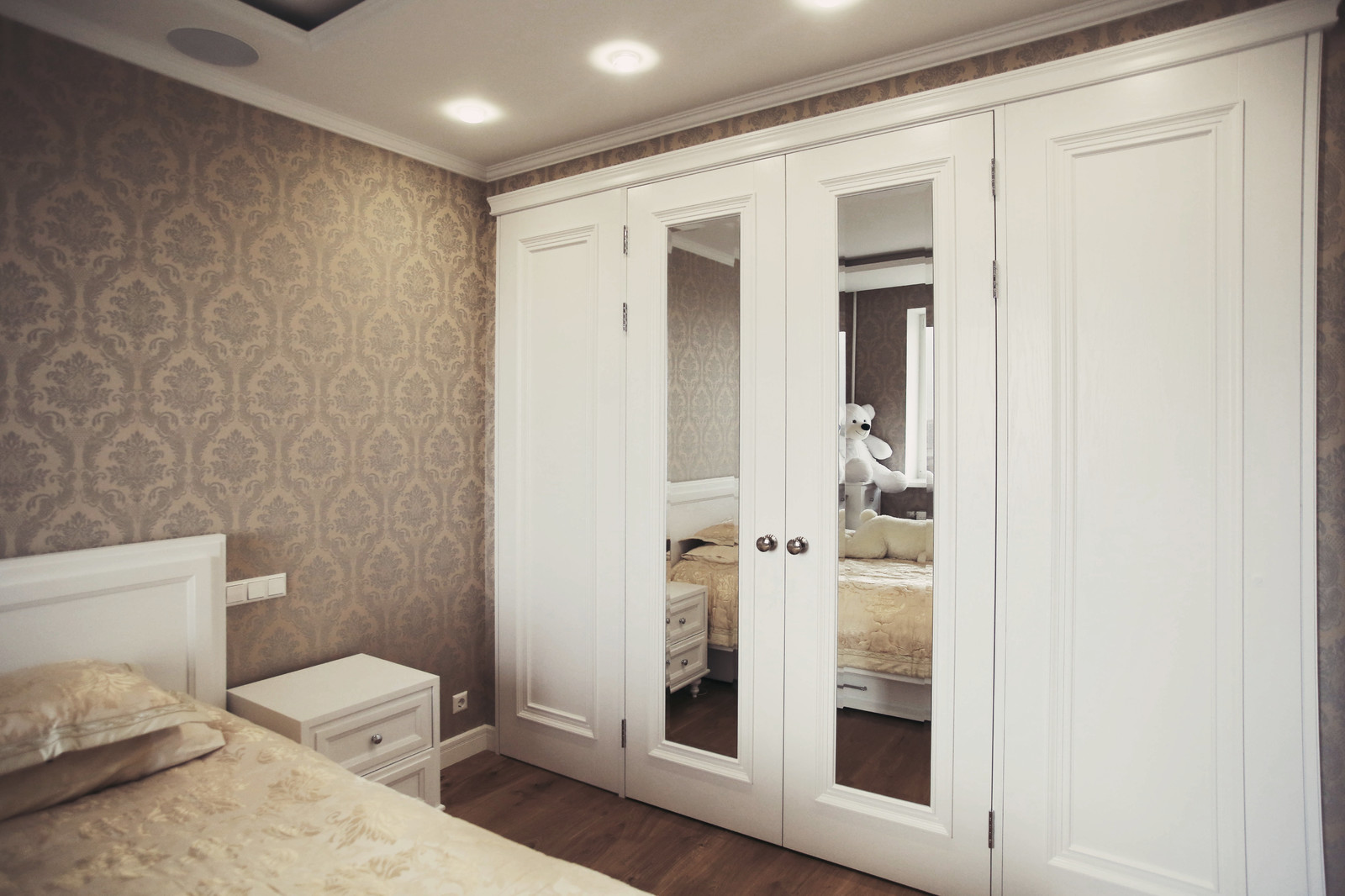 Белая мебель в стиле неоклассика.