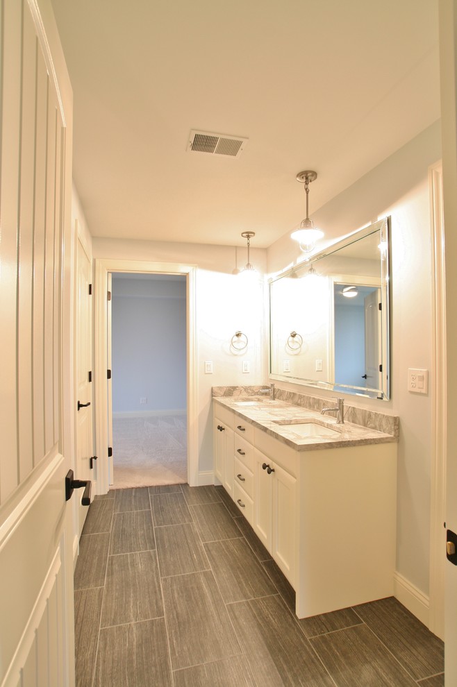 Inspiration for a transitional bathroom remodel in Chicago