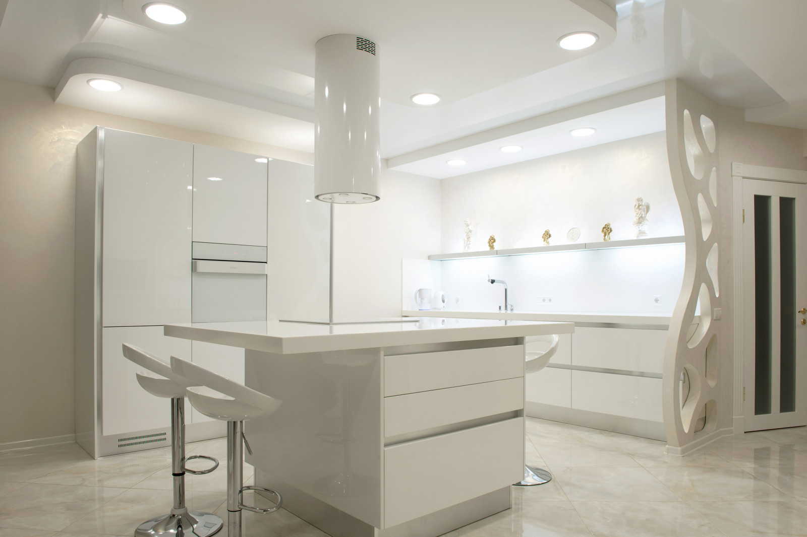белая кухня с островом
