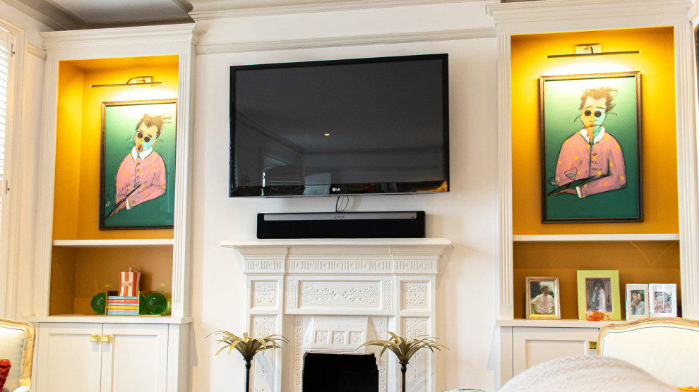 Пример оригинального дизайна: гостиная комната среднего размера в классическом стиле с оранжевыми стенами, ковровым покрытием, стандартным камином, фасадом камина из камня, телевизором на стене и бежевым полом