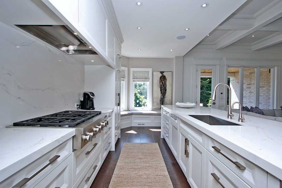 Example of a minimalist kitchen design in Toronto