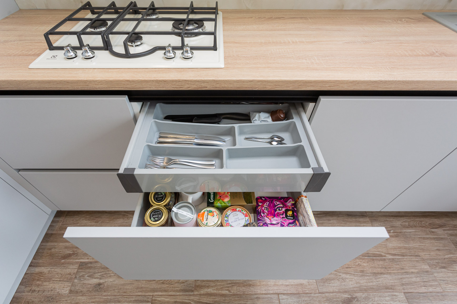 Серая комбинированная кухня в современном стиле