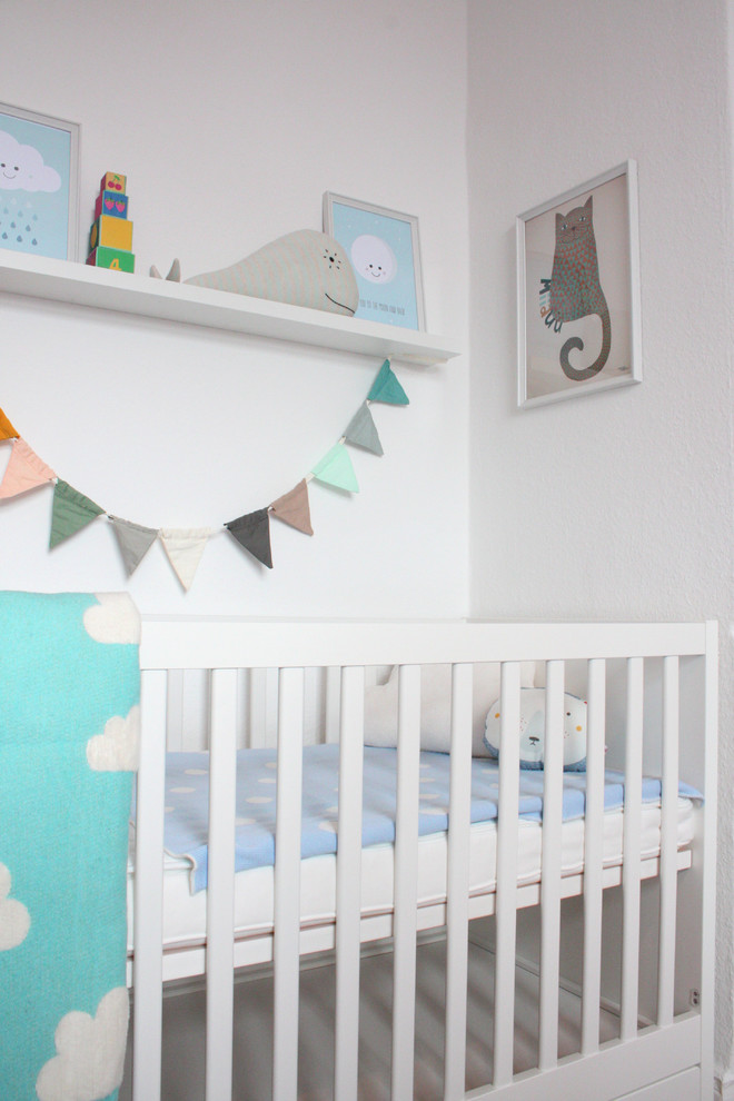 Babyzimmer With weißer Wandfarbe, braunem Boden and dunklem Holzboden in Hamburg