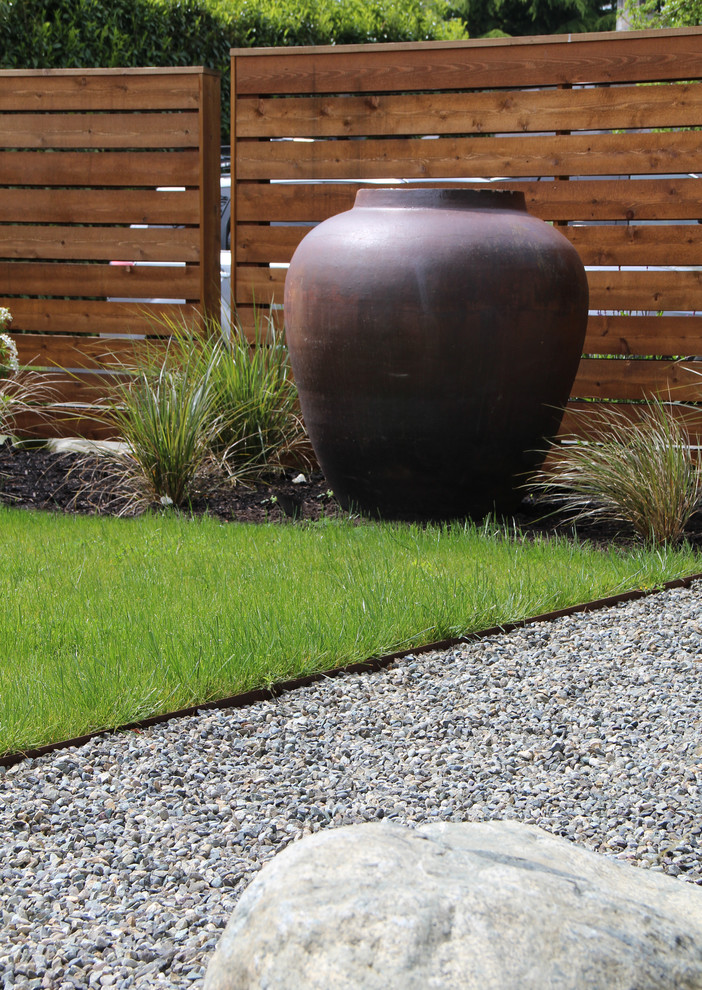 This is an example of a contemporary front yard full sun garden in Seattle.
