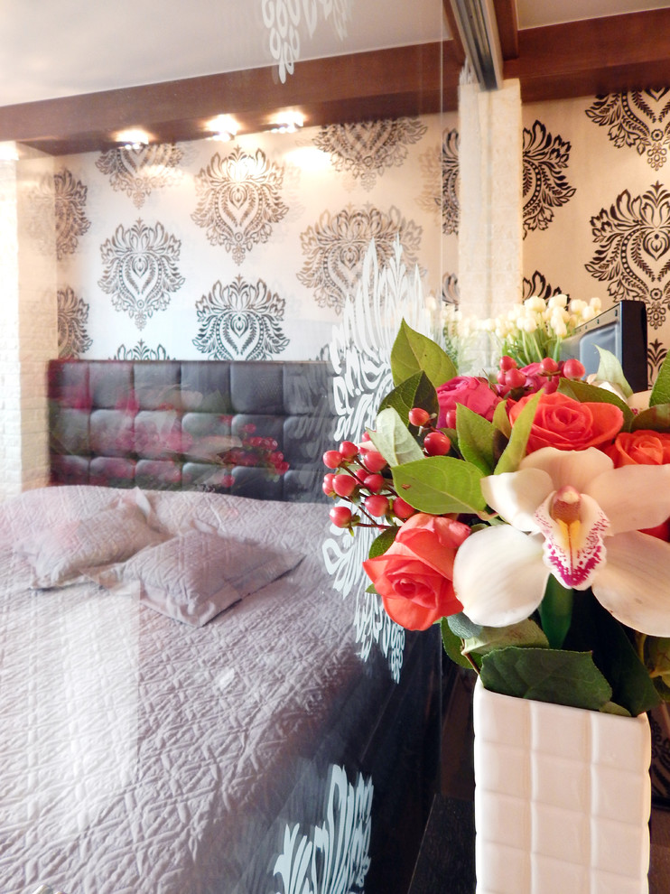 На фото: хозяйская спальня в современном стиле с полом из керамогранита с
