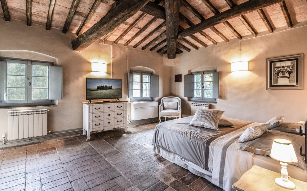 Country guest bedroom in Florence.