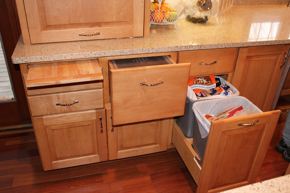 Kitchen - kitchen idea in Chicago with an island