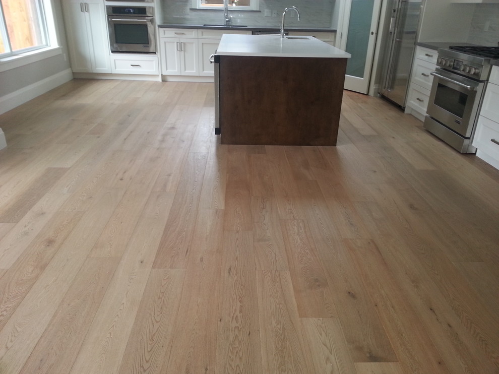 Transitional kitchen photo in Vancouver