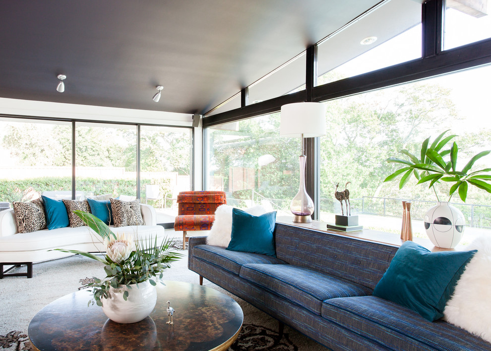 Example of a mid-century modern home design design in Austin