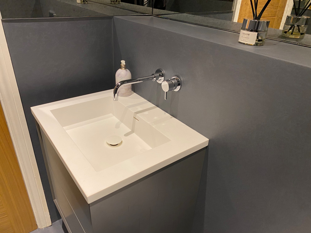 Exempel på ett litet badrum för barn, med grå skåp, ett platsbyggt badkar, våtrum, en vägghängd toalettstol, grå väggar, betonggolv, kaklad bänkskiva och med dusch som är öppen