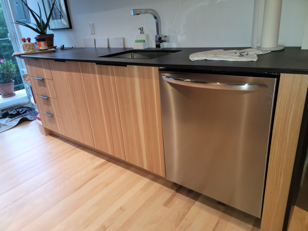 TOW TONE MODERN KITCHEN