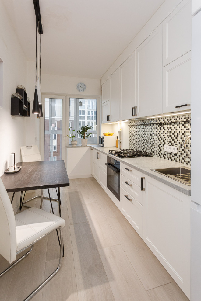 Черно-белая кухня с фартуком мозаика