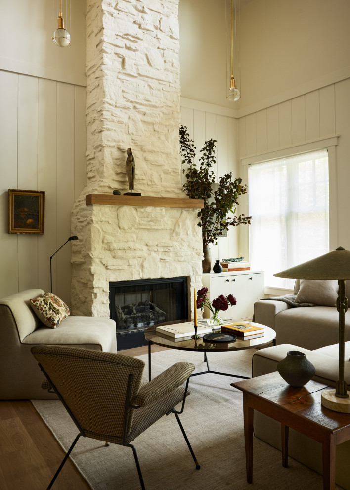 Aménagement d'un petit salon ouvert avec un mur blanc, parquet clair, une cheminée standard, un manteau de cheminée en pierre, un téléviseur d'angle, un sol marron, un plafond à caissons et du lambris de bois.