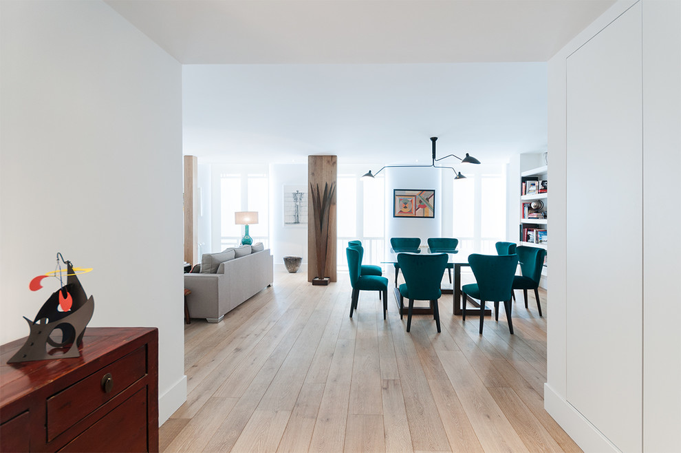 Ejemplo de comedor actual grande abierto sin chimenea con paredes blancas y suelo de madera clara