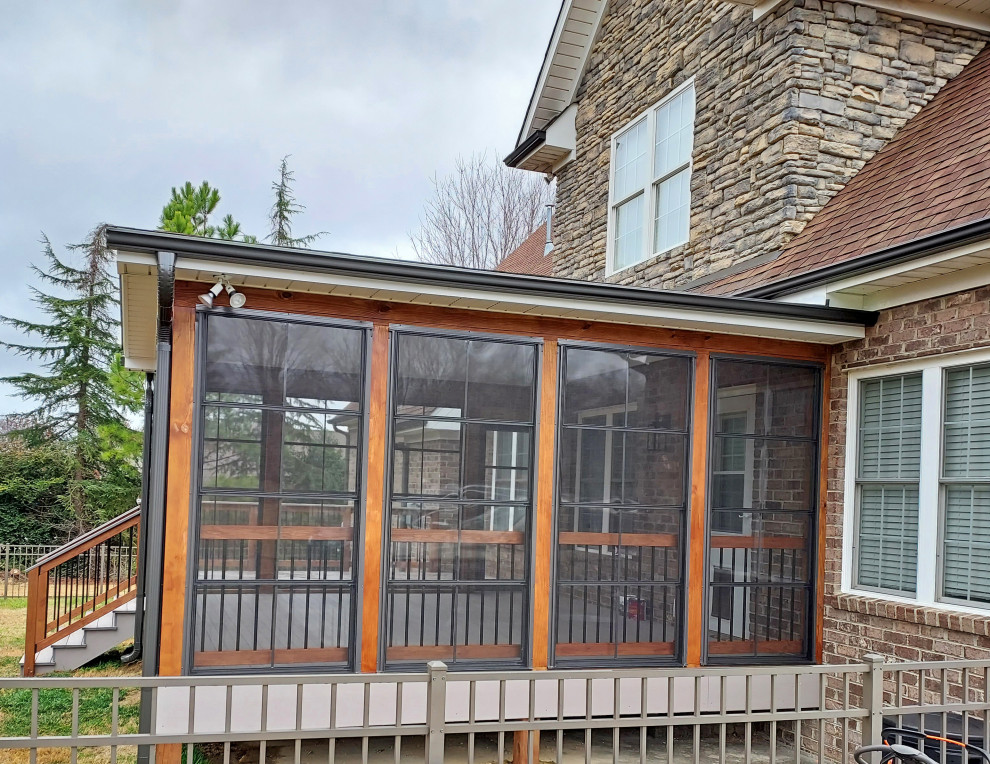 Exempel på en mellanstor modern innätad veranda på baksidan av huset, med takförlängning och räcke i flera material