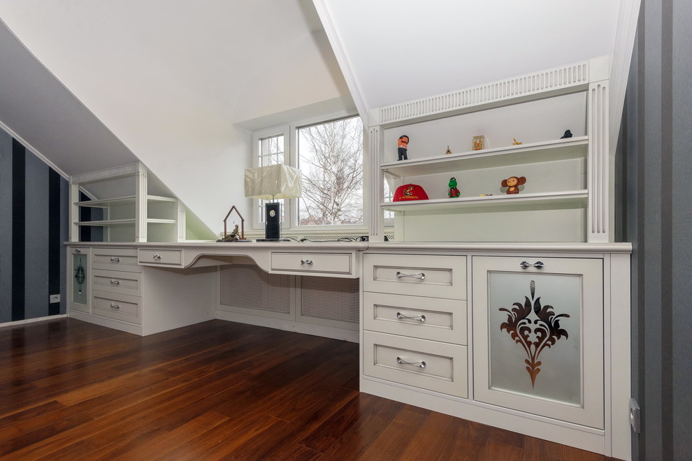 Мебель предметы интерьера в загородном доме.