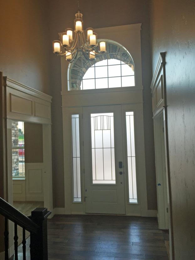 Example of a transitional entryway design in Boise