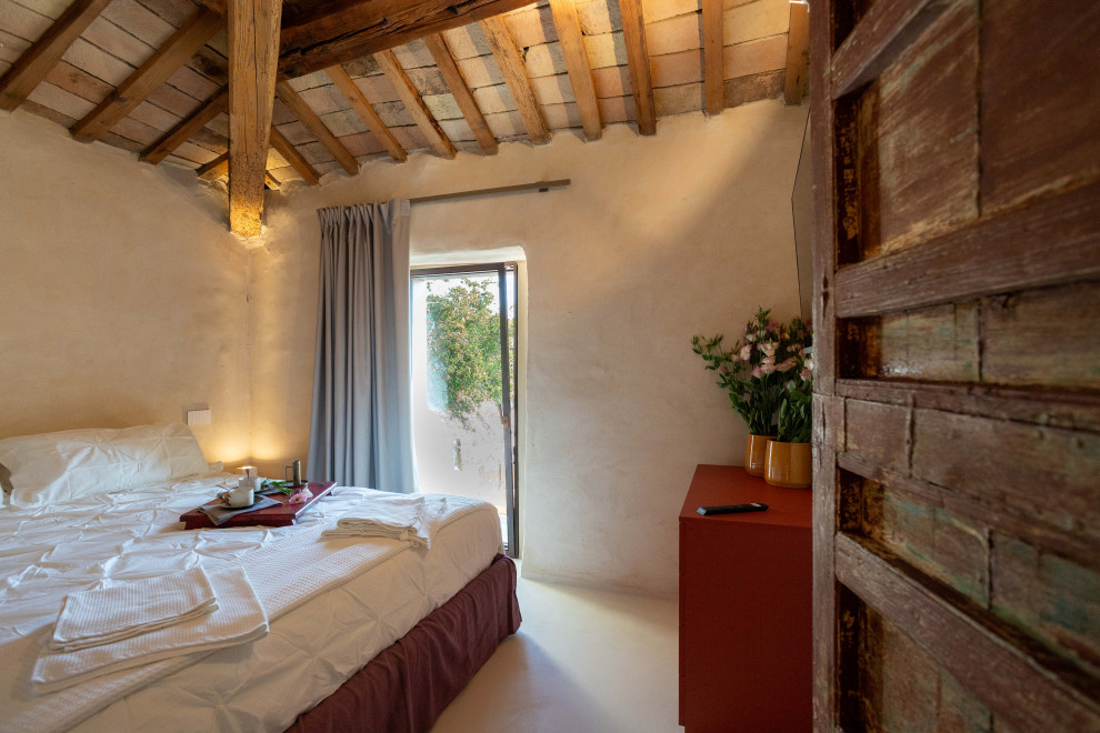 Esempio di una camera da letto mediterranea