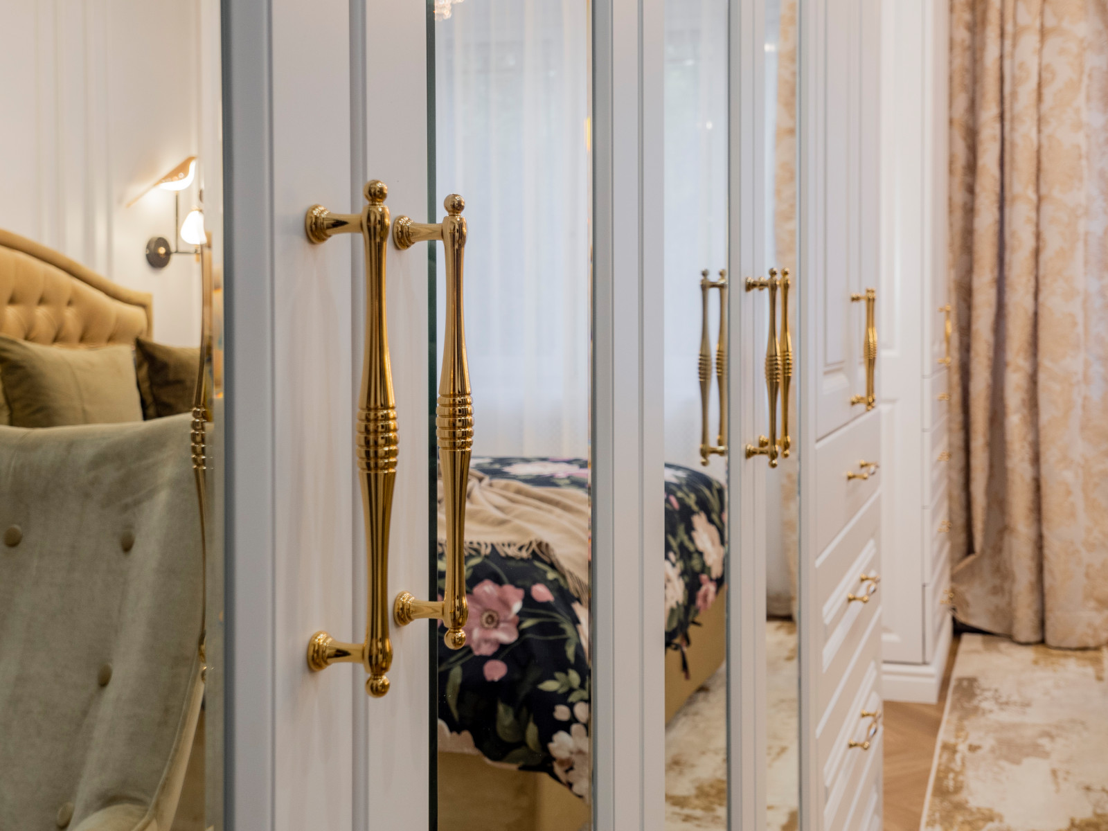 Стильная меблировка спальни