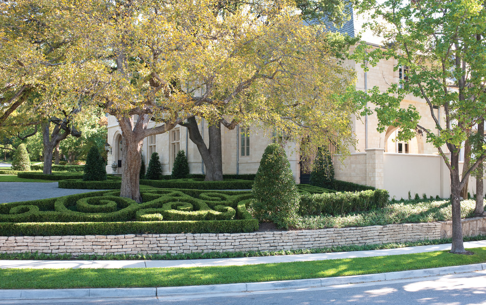 Design ideas for a large traditional front yard formal garden for fall in Dallas.