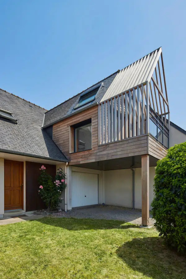 На фото: двухэтажный, деревянный, коричневый дуплекс среднего размера в современном стиле с двускатной крышей, крышей из смешанных материалов, коричневой крышей и отделкой планкеном