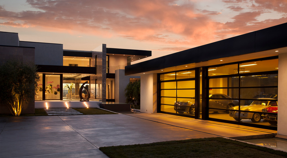 Contemporary two-storey exterior in Los Angeles with a flat roof.