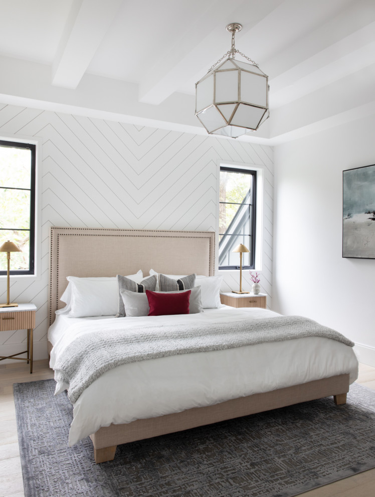 Свежая идея для дизайна: спальня в стиле модернизм с белыми стенами, многоуровневым потолком и панелями на части стены - отличное фото интерьера