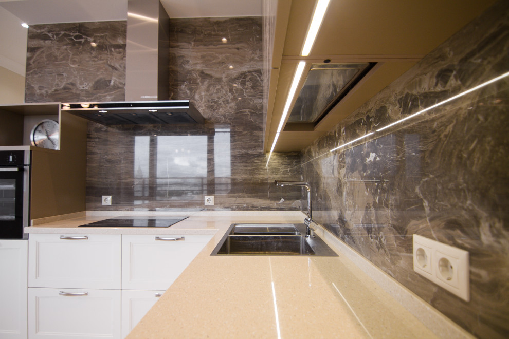 Бело-серая кухня в современном стиле