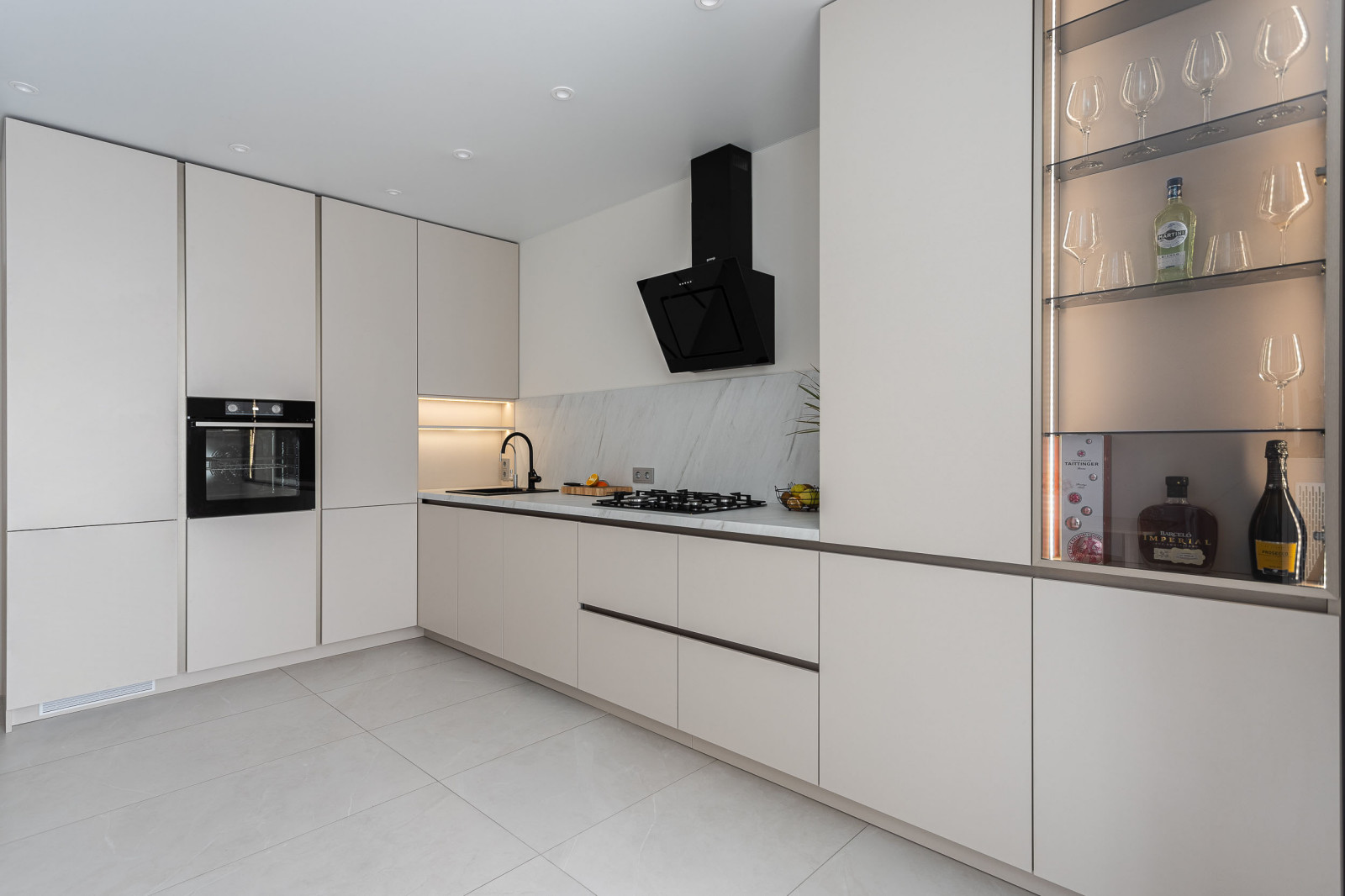 Современная кухня в цвете кашемир