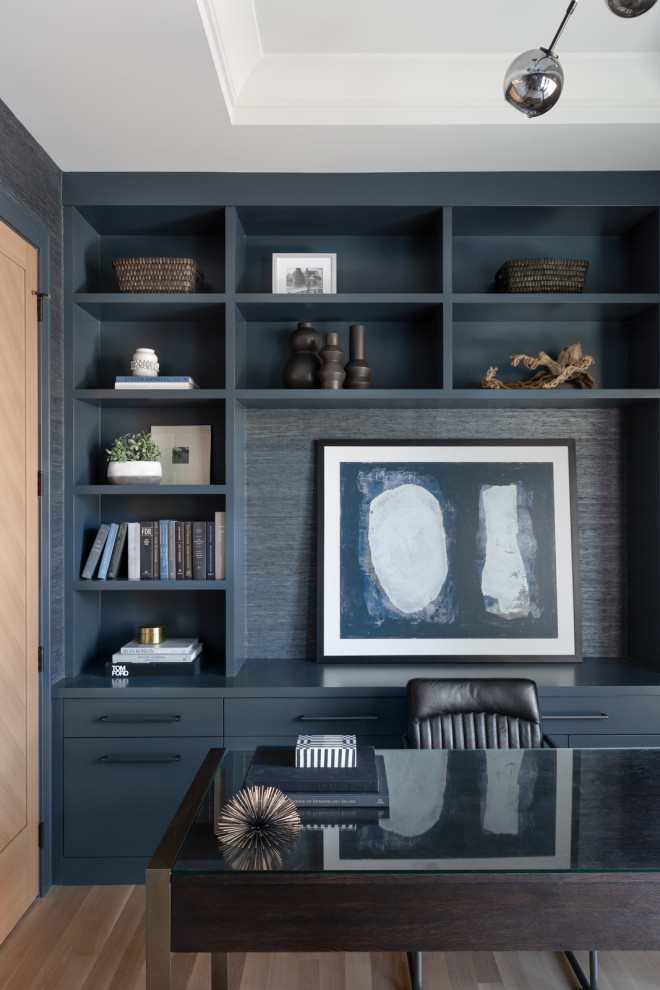 Immagine di uno studio design con pareti blu, pavimento in legno massello medio, soffitto ribassato e carta da parati