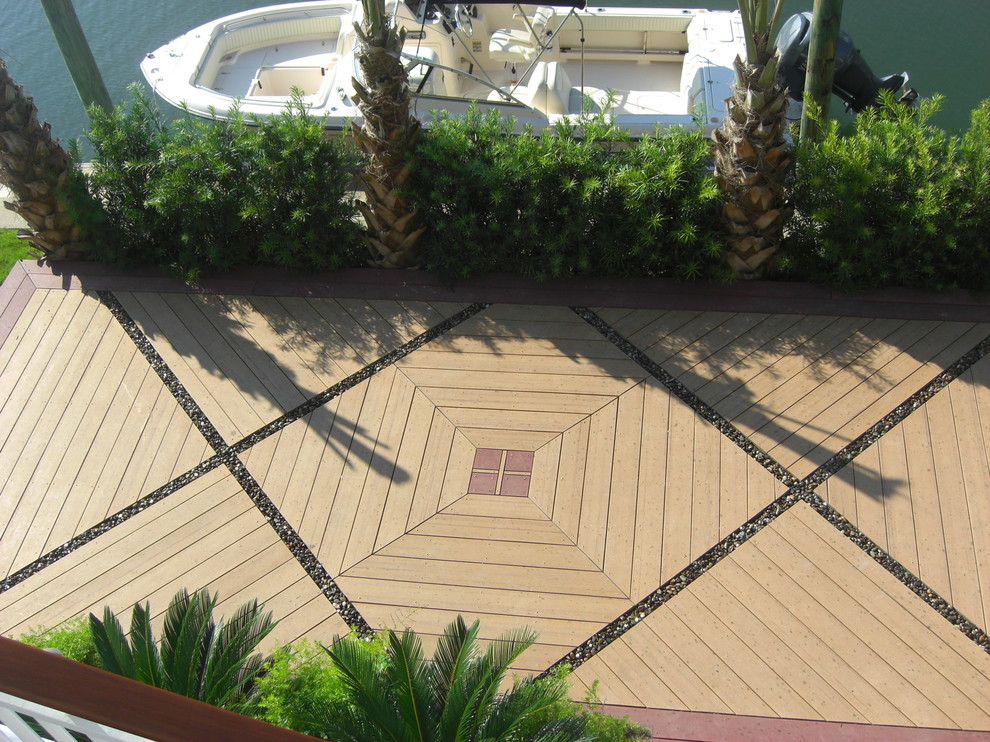 Aménagement d'une terrasse au rez-de-chaussée bord de mer avec une cour et aucune couverture.