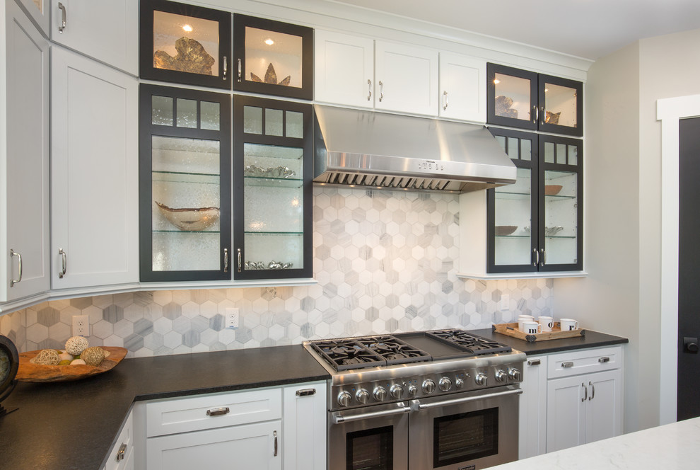 Photo of a mid-sized transitional l-shaped separate kitchen in Columbus with recessed-panel cabinets, white cabinets, quartz benchtops, grey splashback and with island.