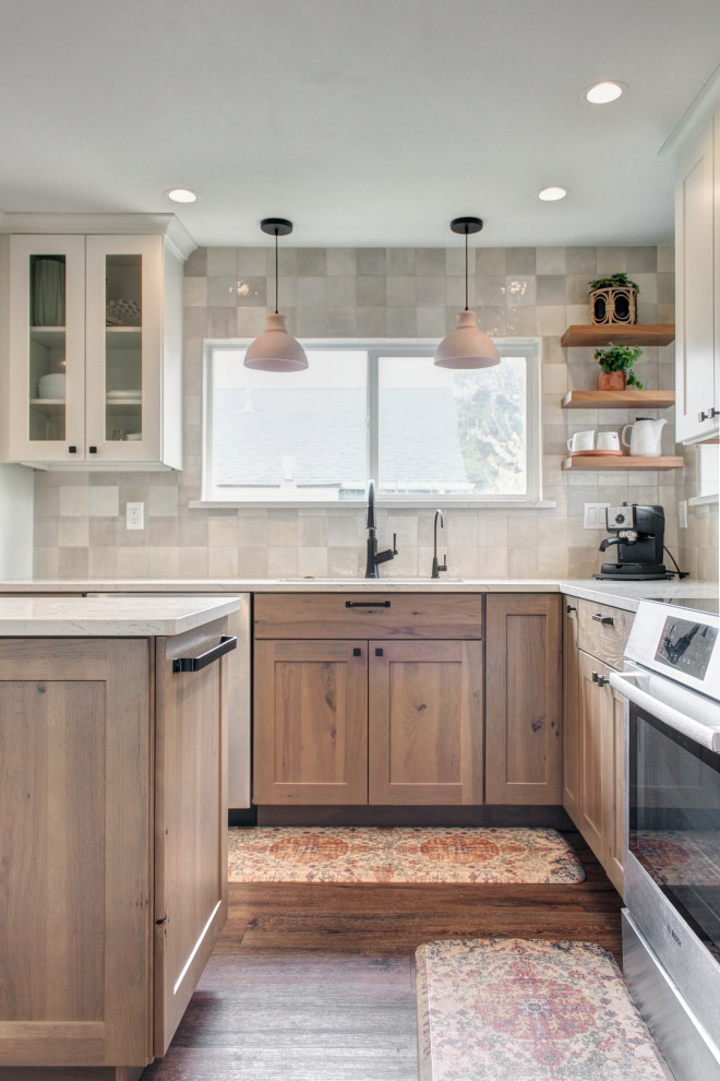 Foto på ett litet minimalistiskt vit kök, med en undermonterad diskho, skåp i shakerstil, skåp i ljust trä, bänkskiva i kvarts, beige stänkskydd, stänkskydd i keramik, rostfria vitvaror, mörkt trägolv, en köksö och brunt golv