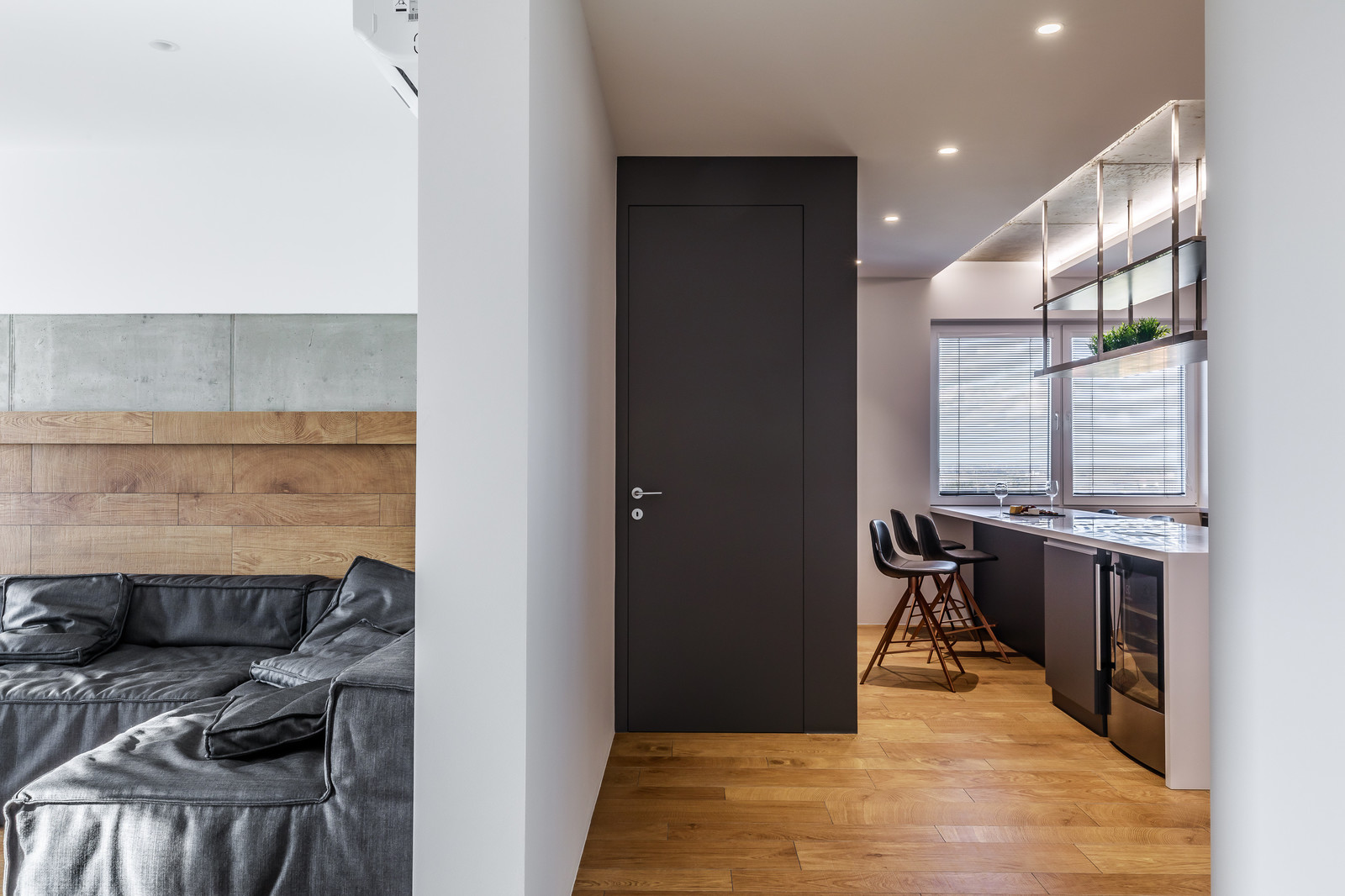 Над городом - интерьер в стиле экоминимализм для холостяка