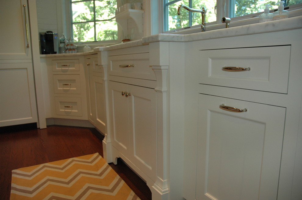 Kitchen - transitional kitchen idea