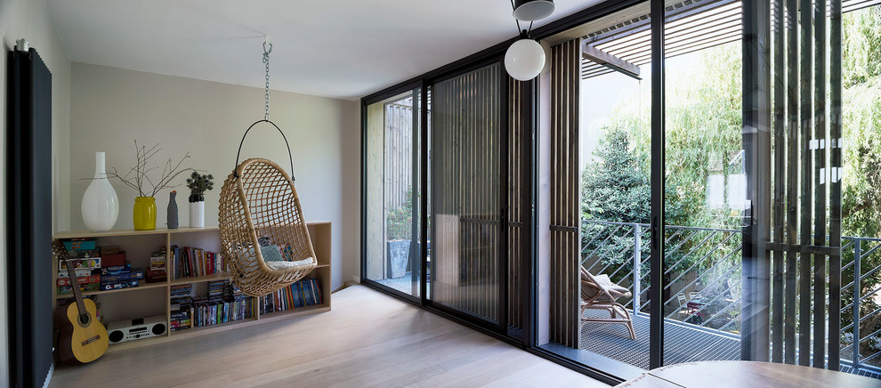Idées déco pour une salle à manger ouverte sur le salon scandinave de taille moyenne avec un mur blanc, parquet clair, un sol beige et verrière.