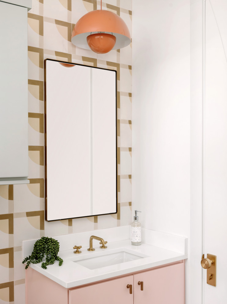 Пример оригинального дизайна: туалет среднего размера в стиле ретро с плоскими фасадами, белыми стенами, врезной раковиной, столешницей из искусственного кварца, белой столешницей и встроенной тумбой