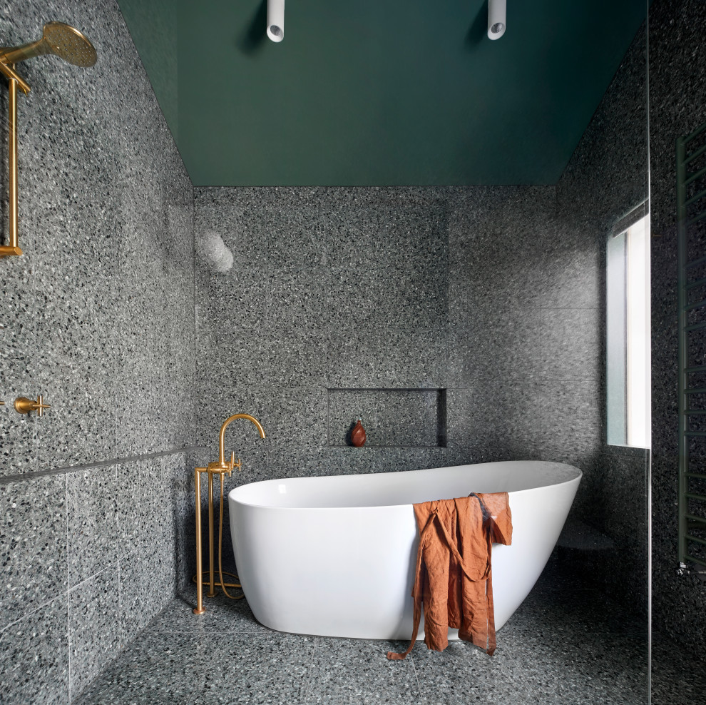 Foto på ett stort funkis brun en-suite badrum, med möbel-liknande, bruna skåp, ett fristående badkar, en öppen dusch, en toalettstol med hel cisternkåpa, grön kakel, stenkakel, gröna väggar, terrazzogolv, ett fristående handfat, bänkskiva i koppar, grönt golv och med dusch som är öppen