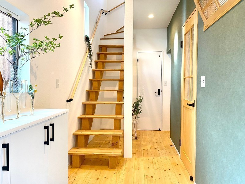 Идея дизайна: прихожая с зелеными стенами, паркетным полом среднего тона, одностворчатой входной дверью, коричневой входной дверью, потолком с обоями и обоями на стенах