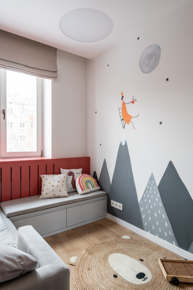Esempio di una piccola cameretta per bambini da 4 a 10 anni contemporanea con pareti bianche, pavimento in legno massello medio e pavimento beige