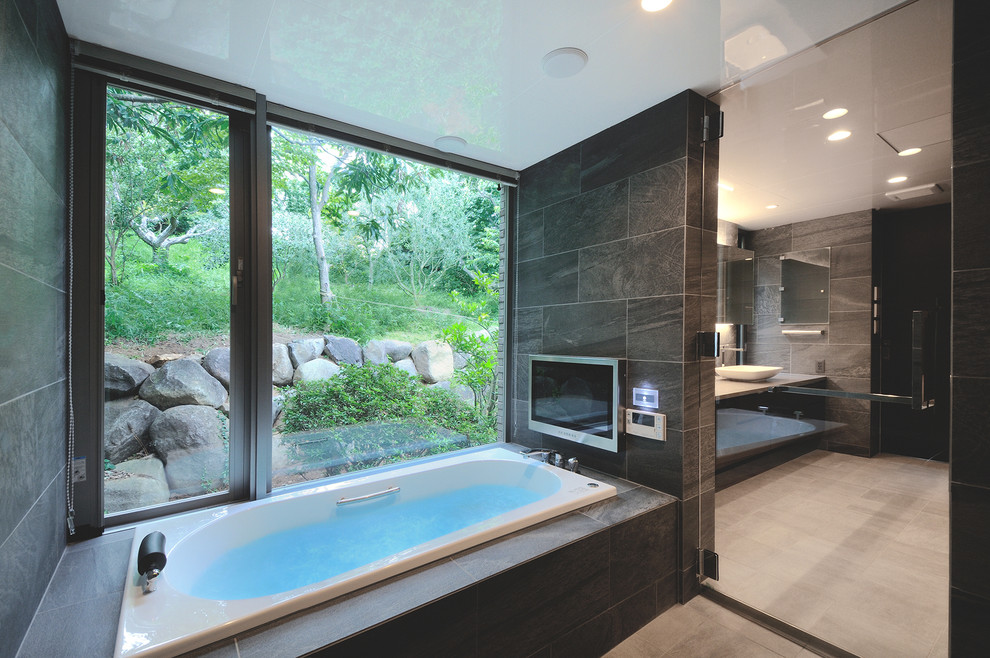 Inspiration for a contemporary bathroom in Tokyo Suburbs with a drop-in tub, grey walls and a hinged shower door.