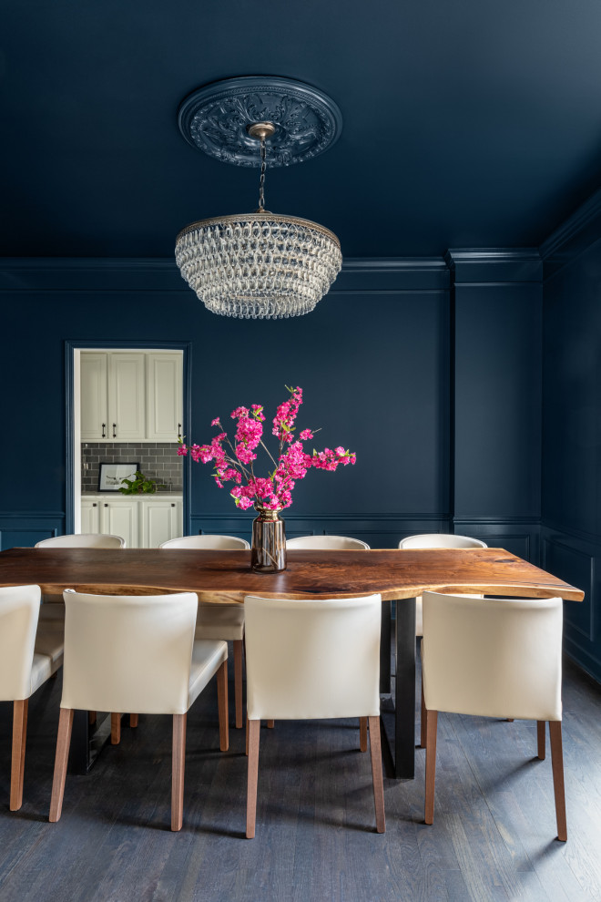 Immagine di una sala da pranzo tradizionale chiusa e di medie dimensioni con pareti blu, parquet scuro, pavimento grigio e pannellatura