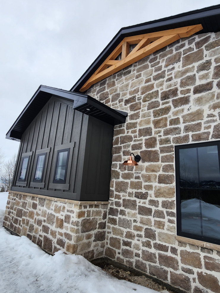 Diseño de fachada de casa negra y negra tradicional renovada grande con revestimiento de aglomerado de cemento, tejado a dos aguas, tejado de teja de madera y panel y listón