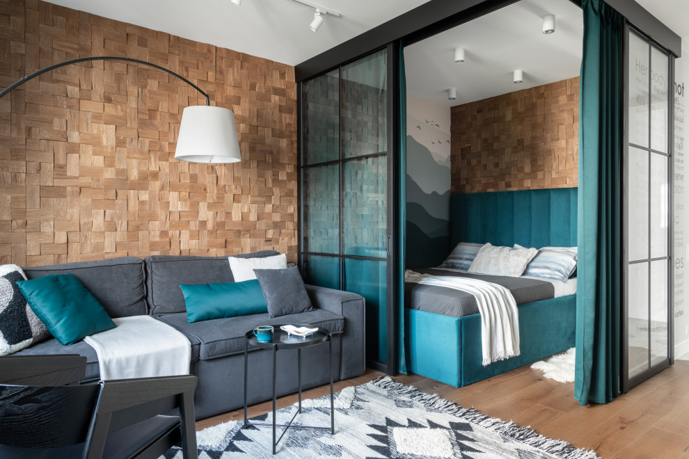 Foto di un piccolo soggiorno nordico con pareti marroni, pavimento in legno massello medio, pannellatura e pavimento marrone