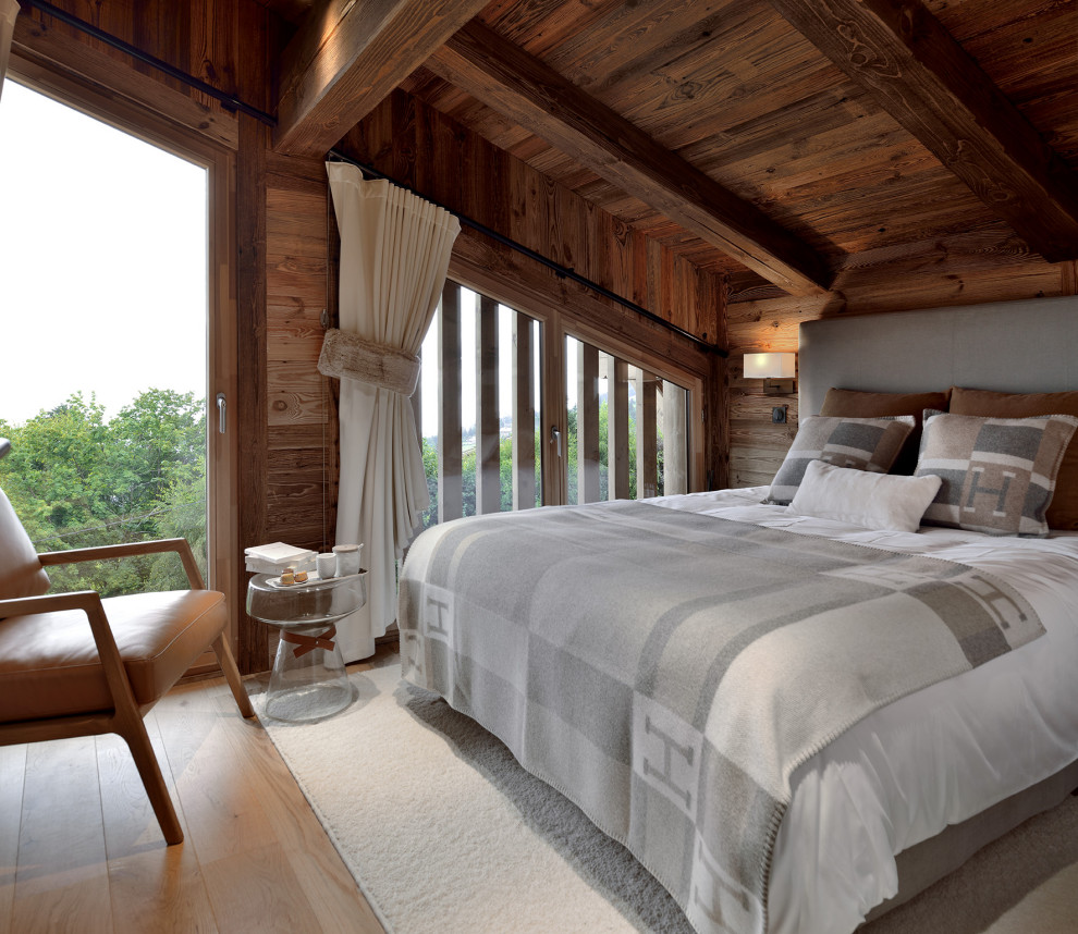 Réalisation d'une chambre beige et blanche design en bois avec parquet clair et un plafond en bois.